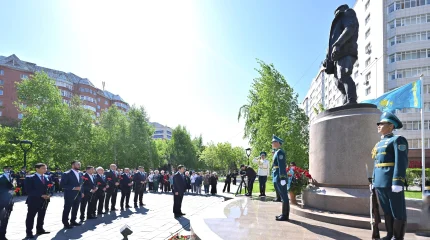 Спикер Мажилиса возложил цветы к памятнику Талгату Бигельдинову