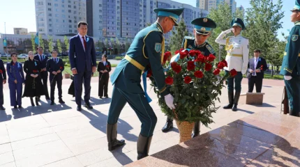 Государственный советник возложил цветы к памятнику Бауыржана Момышұлы