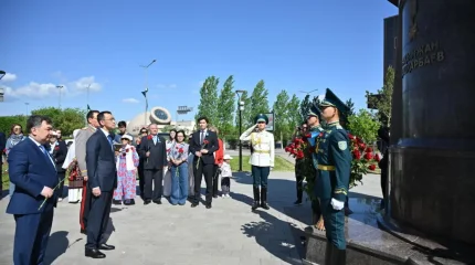 Сенат Төрағасы даңқты батыр Рақымжан Қошқарбаевтың ескерткішіне гүл шоғын қойды