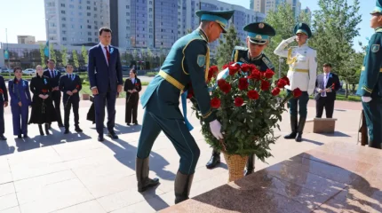 Мемлекеттік кеңесші Бауыржан Момышұлының ескерткішіне гүл шоқтарын қойды