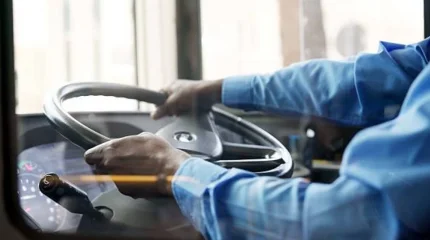 Көлік жүргізу құқығынан айырылған адам мектеп автобусын жүргізген