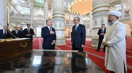 Қасым-Жомарт Тоқаев Өзбекстан Президенті Шавкат Мирзиёевпен бірге Түркістандағы жаңа мешітті аралап көрді