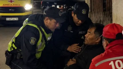 Семейде полицейлер жүрек талмасы ұстаған ер адамды құтқарып қалды