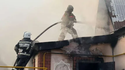 Газовый баллон едва не взорвался при пожаре в Астане (ВИДЕО)