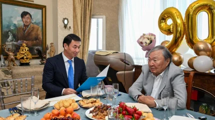 В Алматы поздравили с 90-летием Олжаса Сулейменова