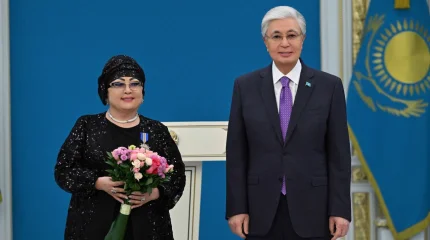 Глава государства вручил награды и квартиры работникам культуры и искусства