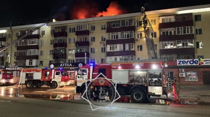 50 человек эвакуировали ночью из горящего дома в Актобе