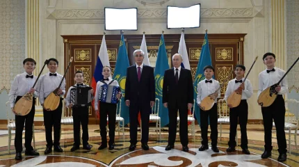 Оқушылар Құрманғазы күйлері мен орыс халық әуендерінен попурри орындады
