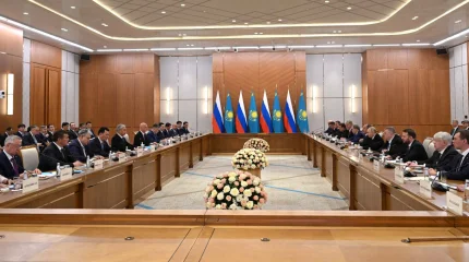 Қасым-Жомарт Тоқаев пен Владимир Путин келіссөздерді ресми делегация мүшелерінің қатысуымен кеңейтілген құрамда жалғастырды
