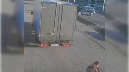Машина сбила мать с ребенком на тротуаре в Экибастузе (ВИДЕО)
