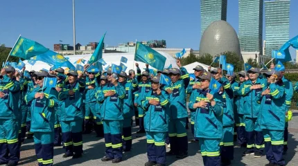 Астанада 100-ге жуық коммуналдық қызметкер Әнұранды бірге орындады