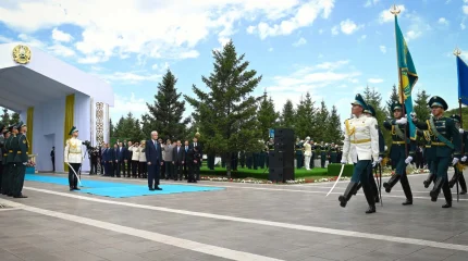 Президент Мемлекеттік ту көтеру рәсіміне қатысты
