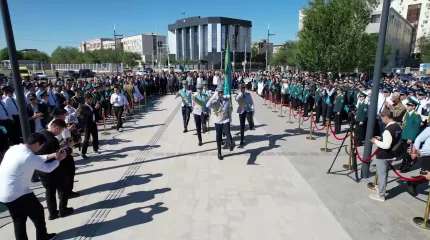 Атырауда биіктігі 91 метр тутұғыры алаңында көк байрақты көтеру рәсімі өтті