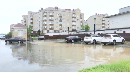 С последствиями проливных дождей борются в Актобе