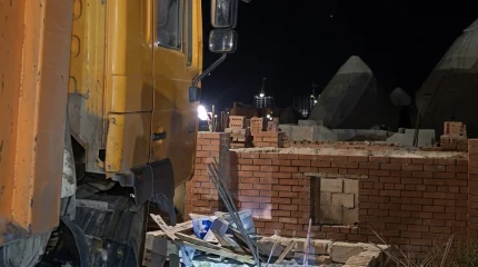 Груженый грузовик протаранил кладбище в Кульсары
