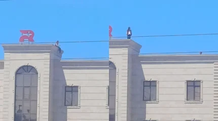 В Актау девушка забралась на крышу ради видео для соцсетей