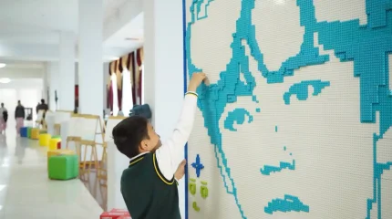 Димаш Құдайберген өз портретін LEGO-дан құрастырған оқушылармен кездесті