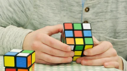 Рубик текшесін 8,5 секундта жинап, әлемдік рекорд орнатты