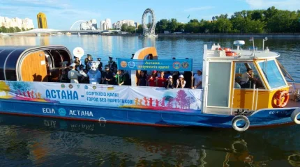 В Астане теплоход с оркестром прошел по Есиль в рамках антинаркотической акции