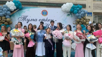Димаш елордалық мектеп түлегіне сый жасады