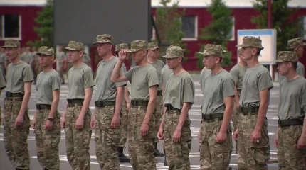 Әрбір оныншы сарбаз әскерде келісімшартпен қалуда