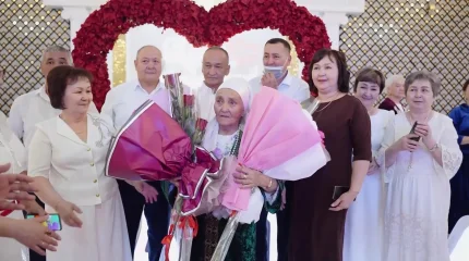 5 мың сәбидің кіндігін кескен акушерді ауыл болып құттықтады