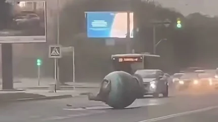 Ураганный ветер в Актобе срывал крыши и валил деревья: часть города осталась без света