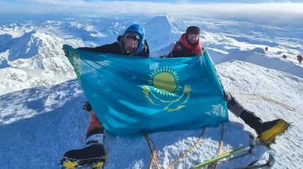 Флаг Казахстана водрузили на североамериканском Денали