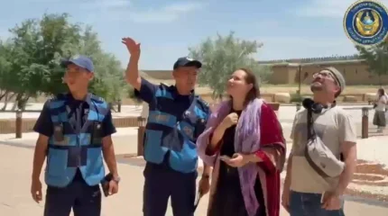 В Туркестане туристическая полиция помогает иностранным гражданам на пяти языках