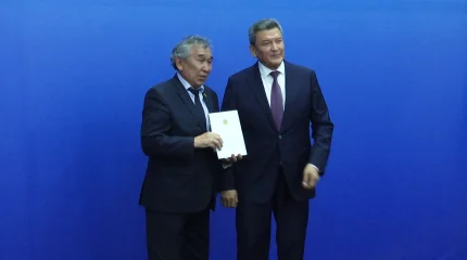 Специальные издания новой Конституции вручили активистам в СКО