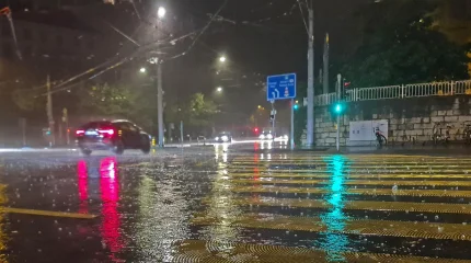 Жаңбыр жауып, найзағай ойнайды