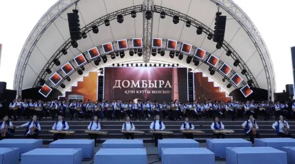 Ұлттық домбыра күніне орай 5 мыңға жуық оқушы Ахмет Жұбановтың «Би» күйін орындады