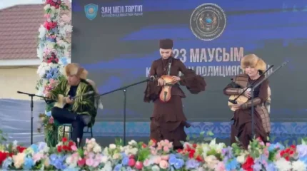 Домбыра үнімен үндескен мереке: Маңғыстауда полицейлер "Адай" күйін орындады