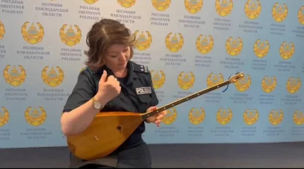 Павлодарда полицейлер Ұлттық домбыра күніне орай әйгілі "Балбырауын" күйін орындады