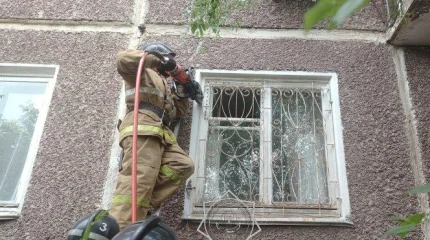 Пришлось срезать решетки: спасатели МЧС вызволили из запертой квартиры 91-летнюю пенсионерку