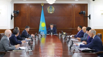 Олжас Бектенов Алатау қаласы кеңесінің отырысын өткізді