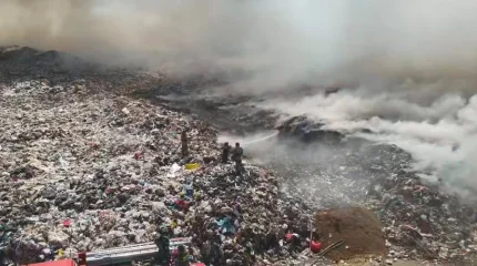 Пожар на мусорном полигоне Астаны тушат в экстремальных условиях