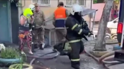 В Усть-Каменогорске спасатели эвакуировали 15 человек при пожаре в жилом доме (ВИДЕО)