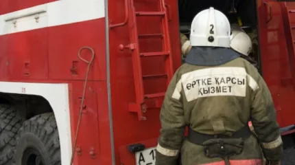 Өртке оранған қоймадан құтқарушылар бес оттегі баллонын алып шықты