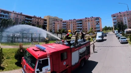 Өрт сөндірушілер аптап ыстықта балаларға қуаныш сыйлады