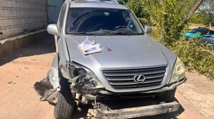 Угнал и разбил: в Степногорске рабочий тайком забрал Lexus у спящего хозяина