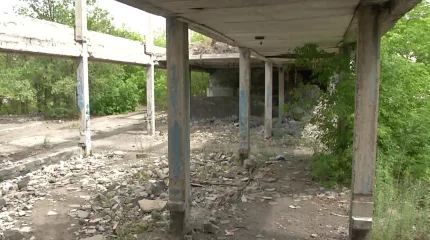 "Дерутся, курят и колются" - жители Караганды требуют снести заброшенные школу и детский сад, где обитают асоциальные лица