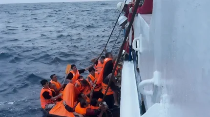 Десятки людей спасли после крушения вьетнамского судна в Южно-Китайском море