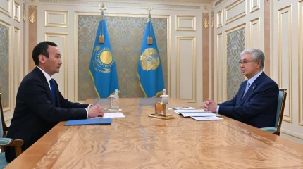 Глава государства принял акима области Улытау Есета Байкена