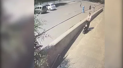 Павлодарда көпқабатты үйдің қасынан өтіп бара жатқан әйелдің басына мұз құлады