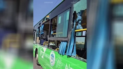 Алматыда жүк көлігі автобусқа соғылды