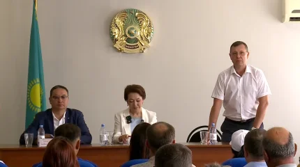 «Ақ жол» партиясының өкілдері еңбек ұжымымен кездесті