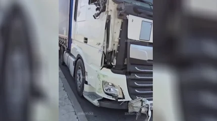 Фура протаранила пассажирский автобус в Алматы