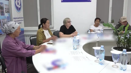 ЖСДП өкілдері сырқат балалардың ата-анасымен кездесті