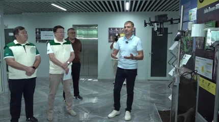 "Ауыл" партиясы: кандидаттар ауыл шаруашылығы техникасын шығаратын кәсіпорынға барды